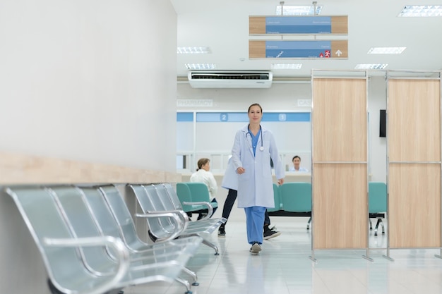 Doutor fazendo poses diferentes no hospital