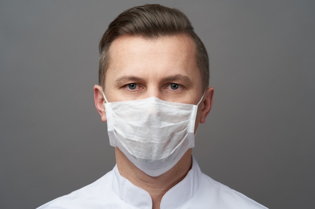 Doutor homem usando máscara de higiene para evitar infecções.