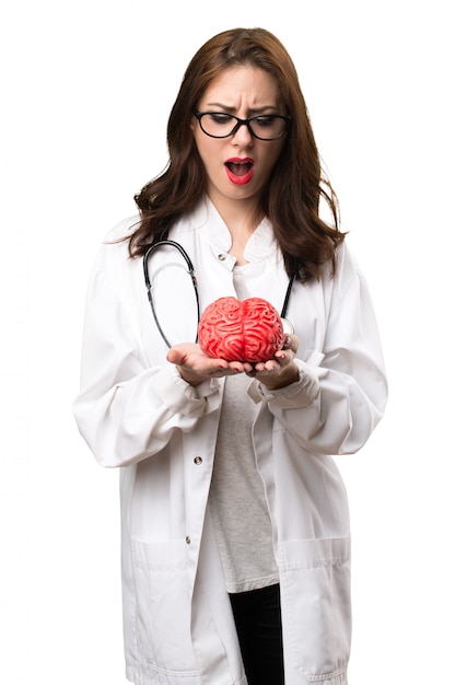 Foto doutor mulher segurando um cérebro