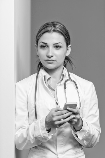 Doutor mulher tomando notas no celular