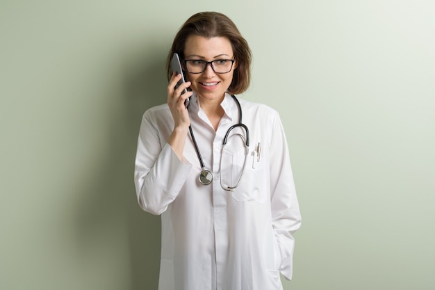 Doutor positivo mulher falando do telefone móvel