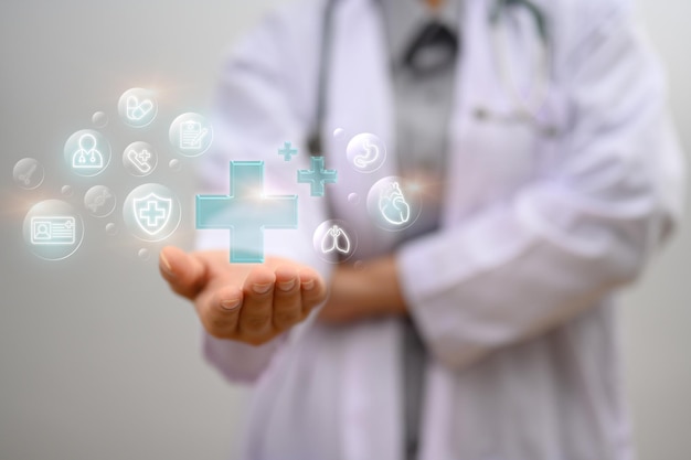 Doutor segurando sinal de mais virtual azul conceito de seguro de saúde e exame médico