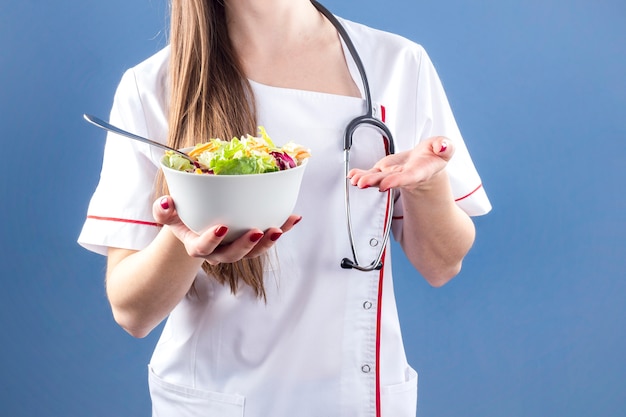 Foto doutor, segurando tigela, com, salada vegetal