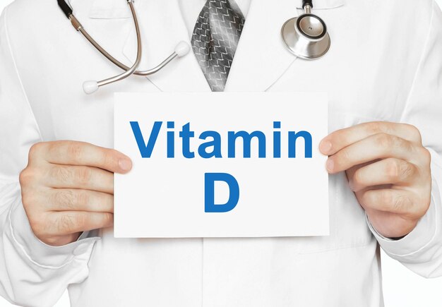 Doutor segurando um cartão com vitamina d, conceito médico