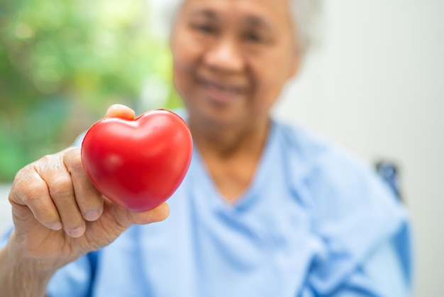 Foto doutor segurando um coração vermelho no hospital saudável conceito médico forte