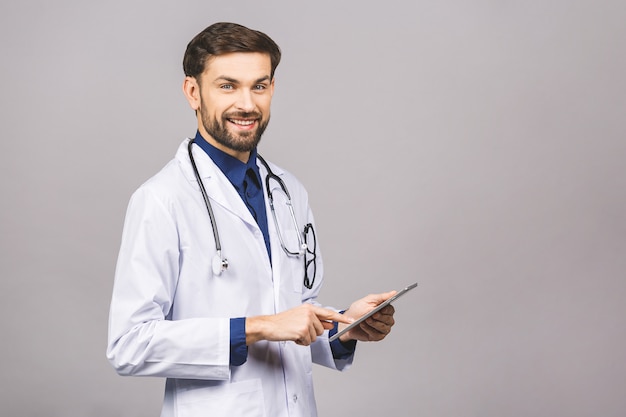 Doutor sorridente usando um computador tablet