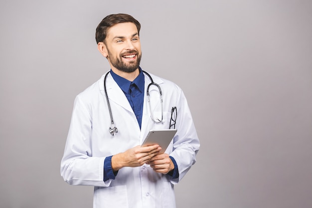 Doutor sorridente usando um computador tablet