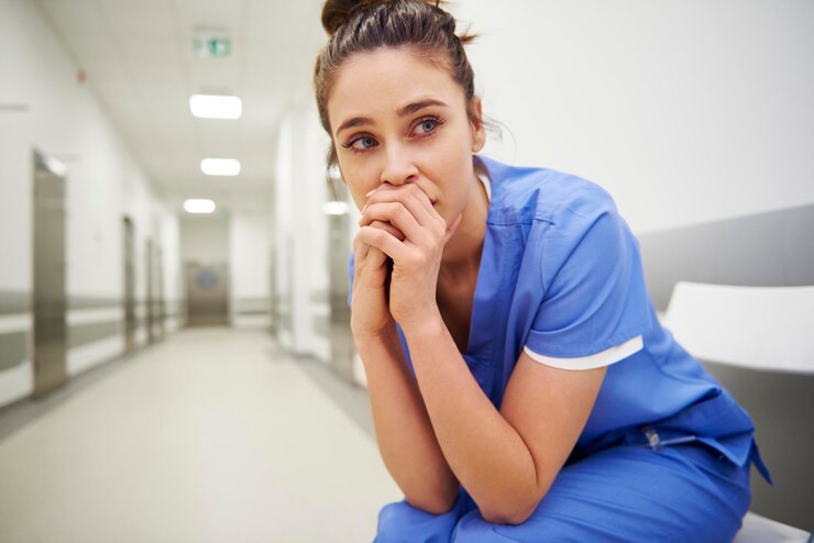 Foto doutor triste sentado no hospital