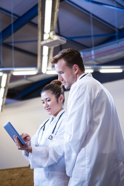 Doutores, discutir, sobre, tablete digital, em, hospitalar