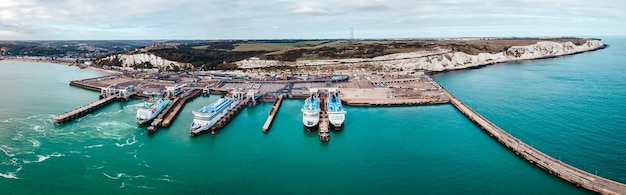 Foto dover reino unido 14 de septiembre de 2021 vista panorámica aérea de la concurrida terminal portuaria de dover