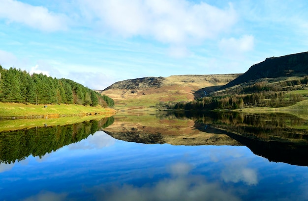 Foto dovestone-stausee über dem dorf greenfield