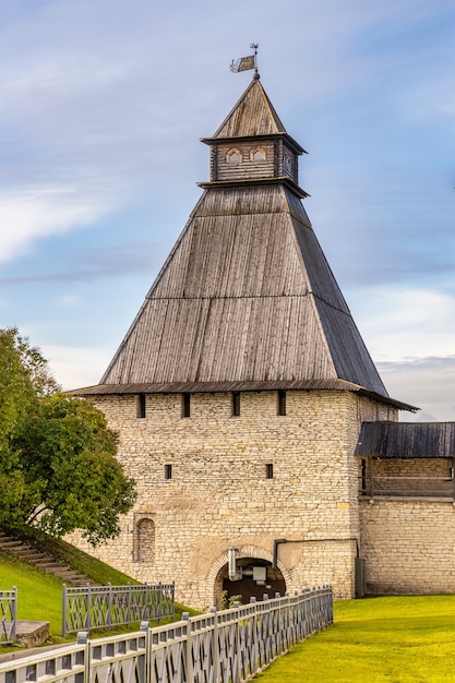 Dovmontova-Turm des Pskower Kreml Pskow im Herbst