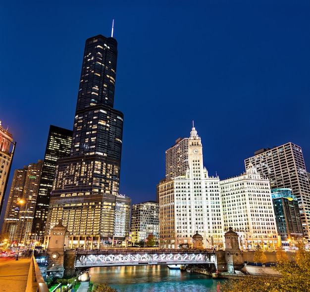 Downtown Chicago an der Michigan Avenue Bridge Illinois, USA