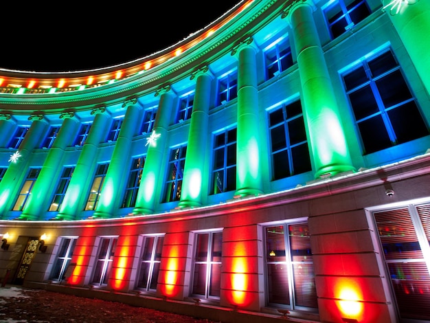 Downtown Denver no Natal. Edifício da cidade e do condado de Denver decorado com luzes festivas.