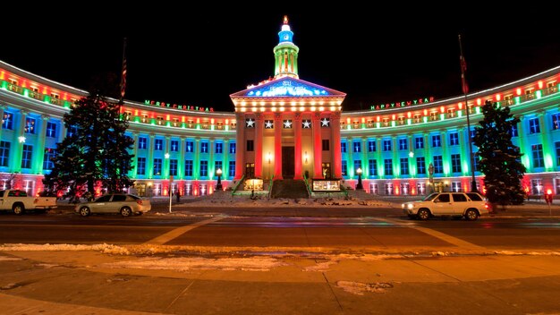 Downtown Denver no Natal. Edifício da cidade e do condado de Denver decorado com luzes festivas.