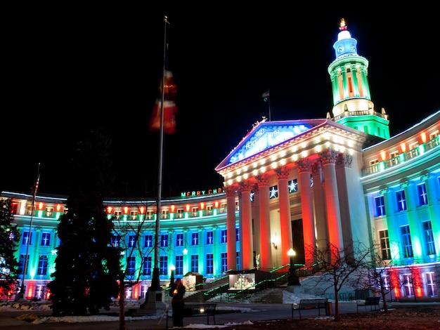 Downtown Denver no Natal. Edifício da cidade e do condado de Denver decorado com luzes festivas.