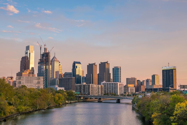 Downtown Skyline von Philadelphia Pennsylvania bei Sonnenuntergang