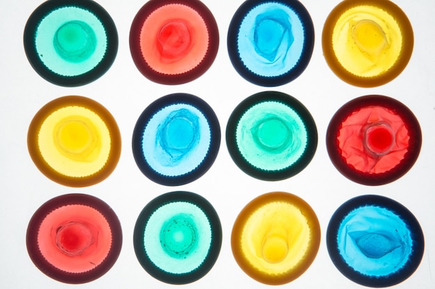 Doze preservativos coloridos