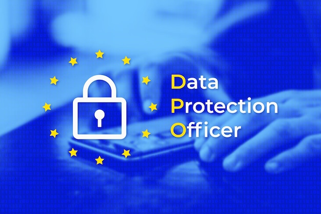 DPO Oficial de protección de datos Bandera de la UE con fondo de foto azul El usuario protege sus datos en un teléfono móvil