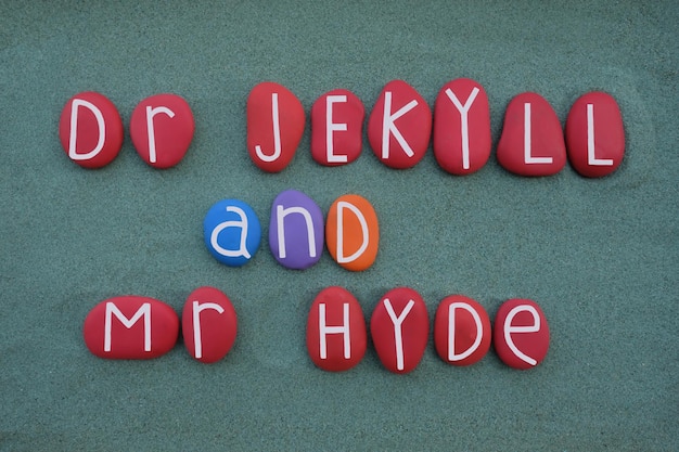 Foto dr. jekyll y el sr. hyde texto creativo normal y extraño compuesto con letras de piedra de colores