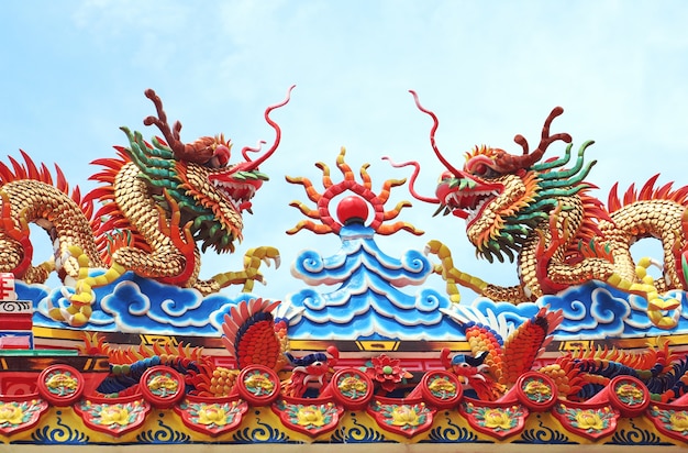 Drache auf eine Dachoberseite des chinesischen Tempels des Drachen. Drachestatue unter blauem drago