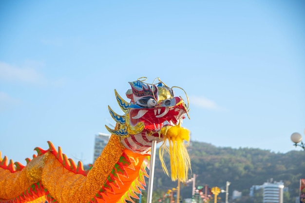 Drachen- und Löwentanzshow beim chinesischen Neujahrsfest Tet Festival Löwentanz Drachen- und Löwentanz Straßenaufführungen in Vietnam