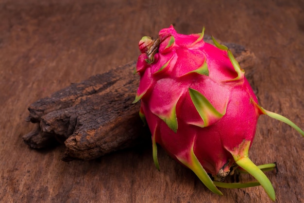 Drachenfrucht auf altem Holztischhintergrund