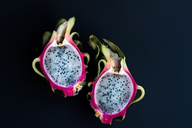 Drachenfrucht auf schwarzem Hintergrund