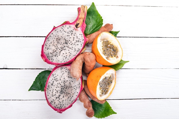 Drachenfrucht Granadilla Tamarinde und Papaya Frische tropische Früchte auf einem hölzernen Hintergrund Ansicht von oben Kopieren Sie Platz