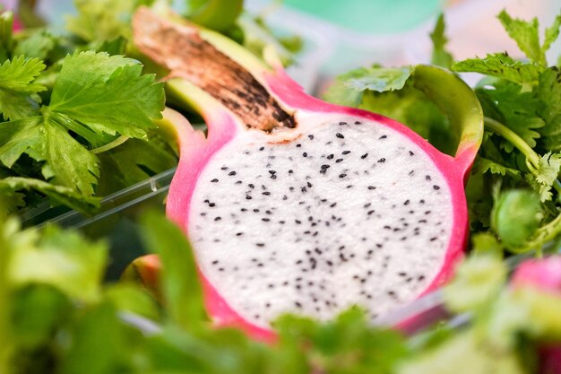 Drachenfrucht mit grünem Blatt herum hautnah.