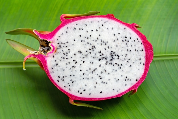 Drachenfrucht oder Pitahaya auf Bananenblatthintergrund.