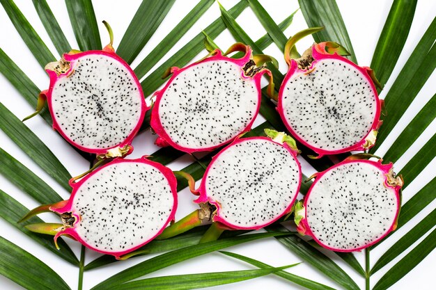 Drachenfrucht oder Pitaya auf tropischen Palmblättern. Draufsicht