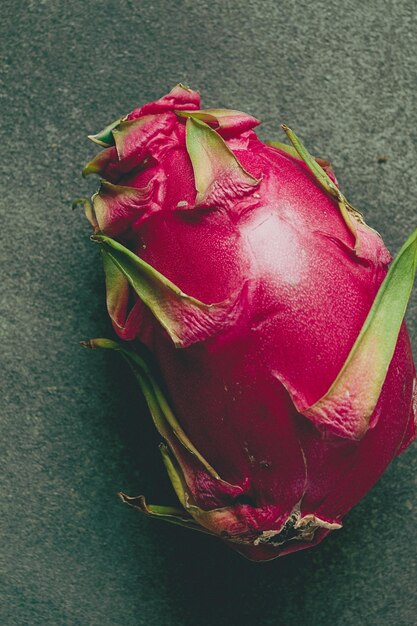 Drachenfrucht Pitahaya ein Stück Top-View rustikaler Stil grüner Hintergrund