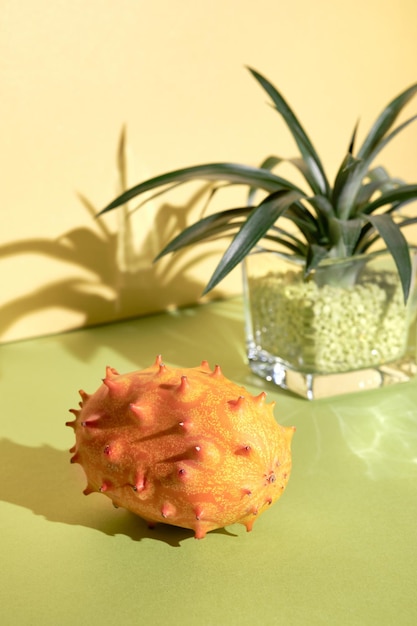 Drachenfrucht Pitahaya Nahaufnahme auf zweifarbigem Papierhintergrund Leuchtende goldgelbe orangefarbene Farben