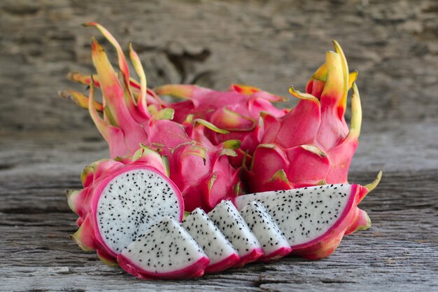 Drachenfrucht Pitaya auf Holztisch