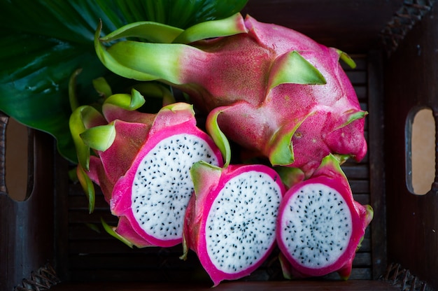 Drachenfruchtmakro, ganz und gehackt. Stillleben. Exotische Früchte