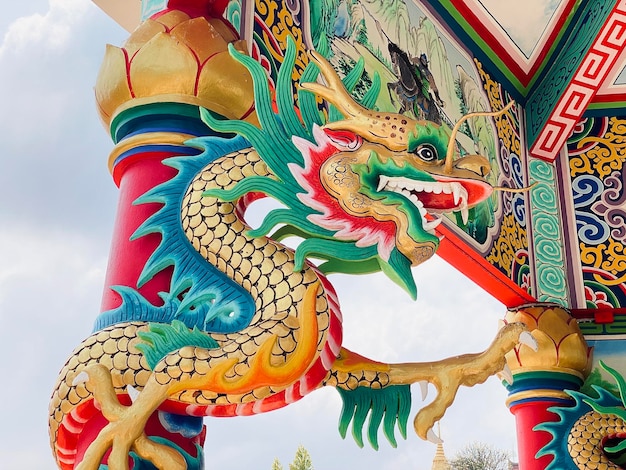 Drachenstatue Drachensymbol Drachen Chinese ist eine schöne thailändische und chinesische Architektur des Schreins