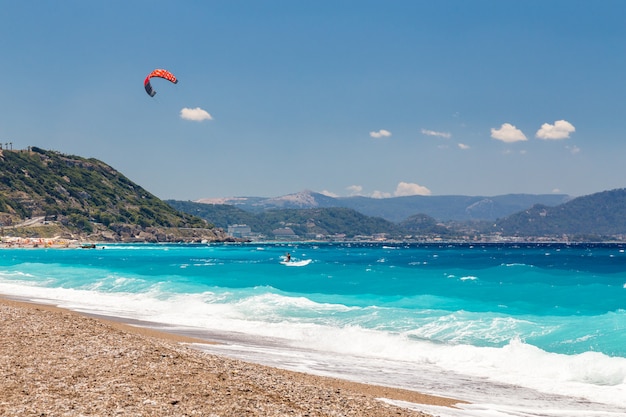 Drachensurfer im Meer