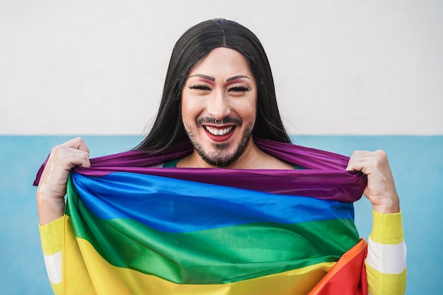 Drag queen feliz usando a bandeira do arco-íris lgbt - foco no rosto