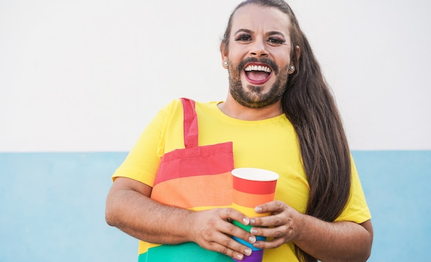 Drag queen sonriendo cámara en el desfile del orgullo lgbt - enfoque en la cara