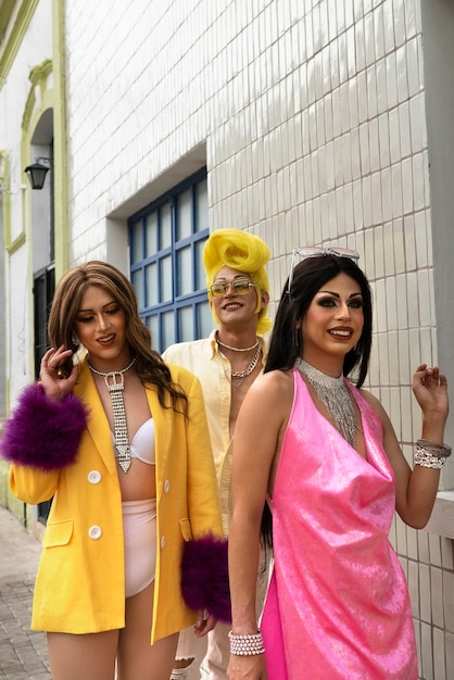 Drag queens de tiro médio saindo