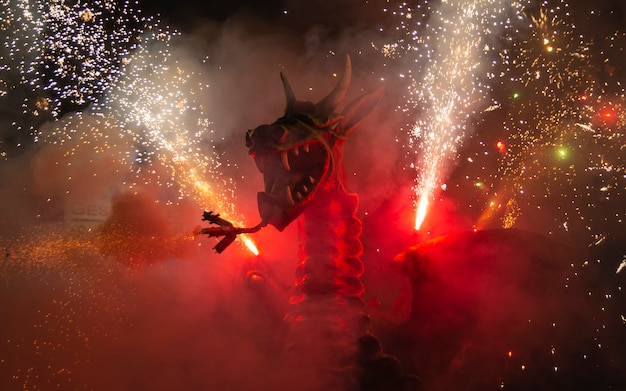 Dragão de fogo com fogos de artifício