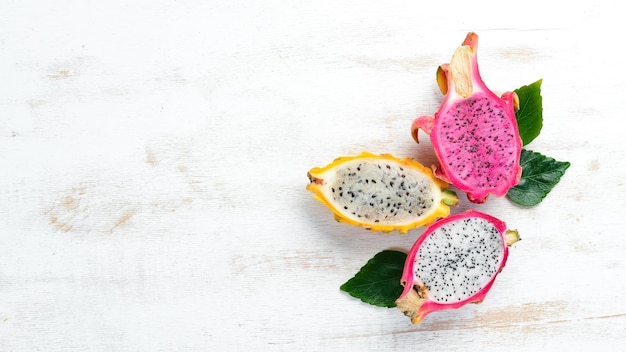 Dragão de frutas em um fundo branco de madeira Frutas tropicais