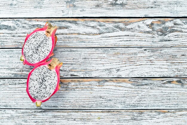 Dragão de frutas em um fundo branco de madeira Pitahaya Frutas Tropicais Vista superior Espaço livre para texto