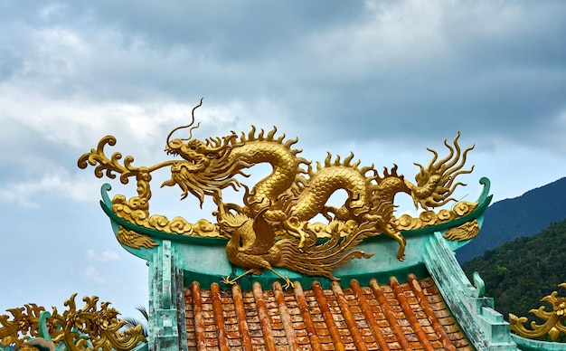 Dragão de ouro em um dossel. Templo Chinês. Koh Phangan