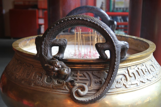 Dragão do queimador de incenso do templo de relíquia do dente de Buda em Chinatown, Singapura