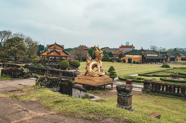 Dragão dourado no Palácio Real Imperial City Hue Vietnam ao fundo