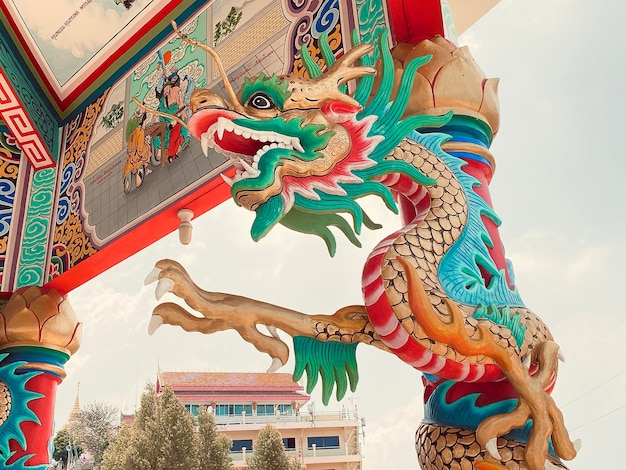 Dragão estátua dragão símbolo dragão chinês é uma bela arquitetura tailandesa e chinesa do santuário