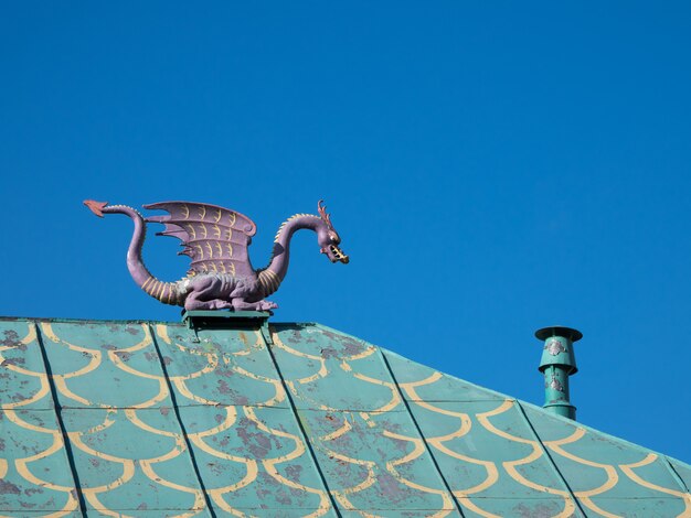 Dragão vintage no telhado.