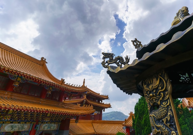 Dragón de bronce tallado en el techo del templo Sun Moon Lake Wen Wu ubicado en el perímetro del lago Sun Moon, condado de Nantou, Taiwán